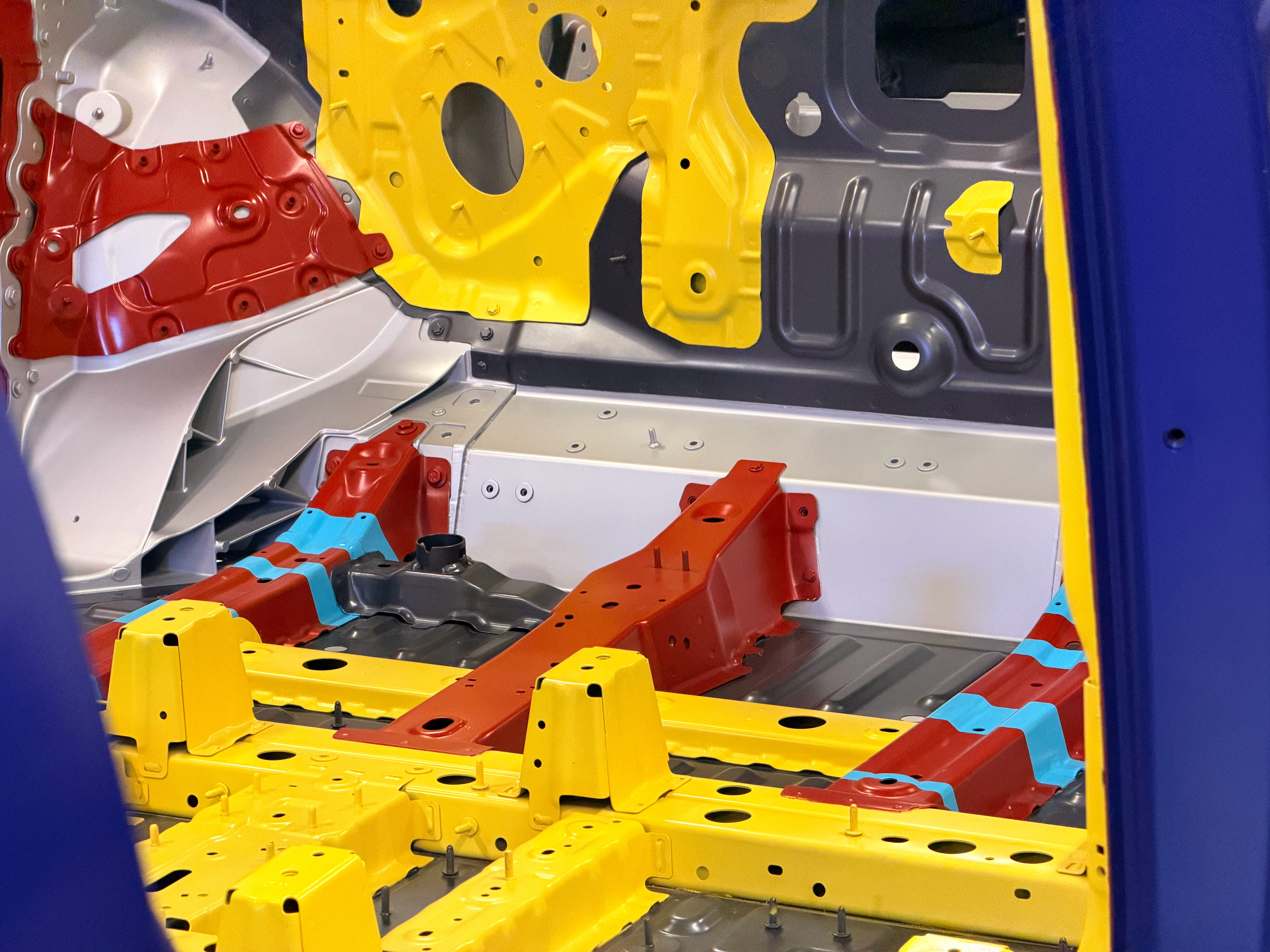 理想i8的白车身上已经应用了大面积的一体压铸件了。理想i8