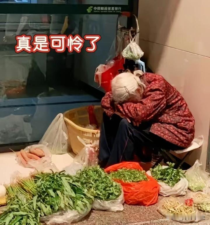 听到这样一个事，内心有点绷不住了。江苏南京的89岁老太太，一直在菜市场上卖香
