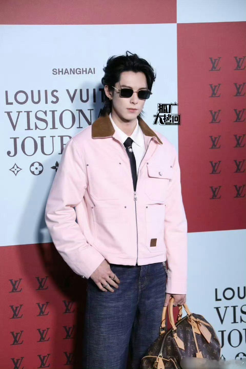 王鹤棣lv活动嘉宾lv的衣服其实都挺难驾驭的，这一身没有身高撑着就是灾难了，王