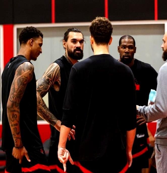 亚当斯15分钟就把约基奇给办了。火箭队输给掘金这场球，申京确实是被上课了，对