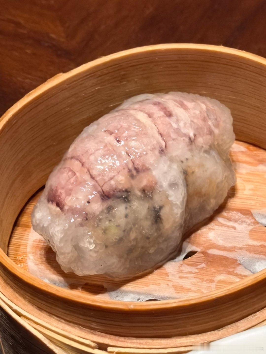 继续享用人生最佳酒店早餐。一、小碟里有蟹糊，昨天则是黄泥螺。二、广东菜心，跟昨天