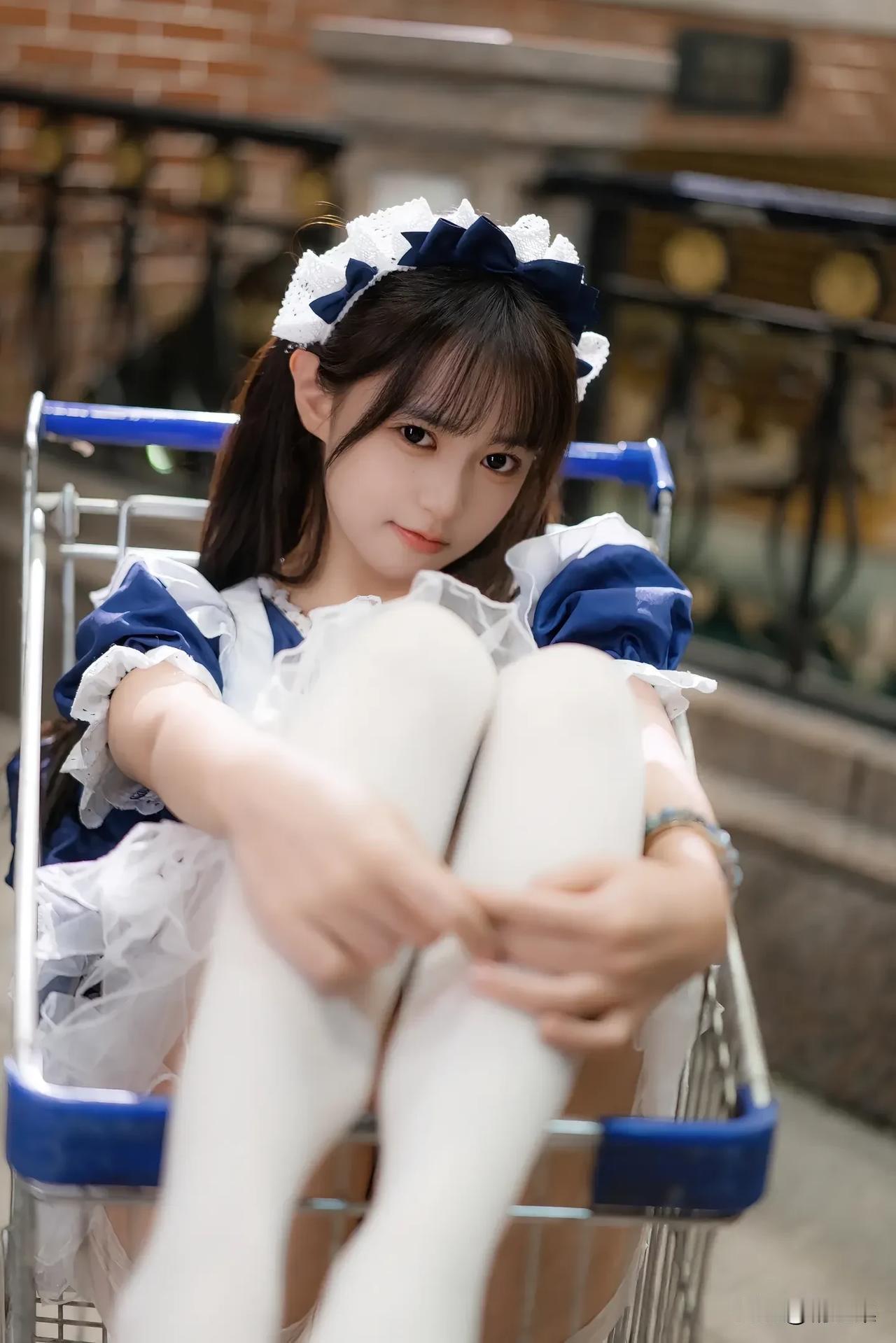 梦幻的蓝白女仆装，坐在购物车里，甜美可爱！💖🛒