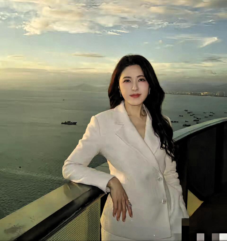 49岁的曾黎，活成了多少人羡慕的模样！没结婚，没生娃，恋爱也暂时没着落。