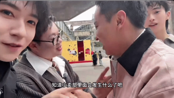 徐志胜干坏事耳朵红了五十公里桃花坞直播点名偷香肠，他耳朵红得藏都藏不住。本来还