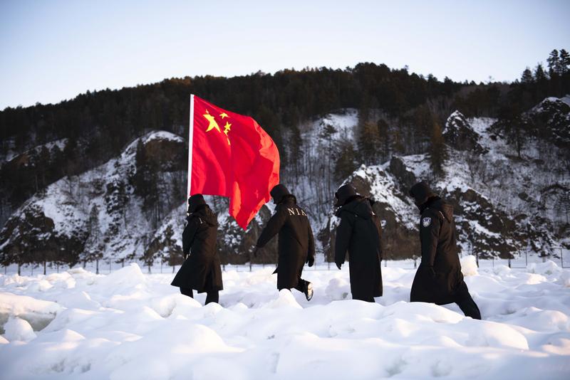 这一幕，泪崩了！感动！泪目！在黑龙江漠河边境，游客看到两名站岗军人，因严寒中