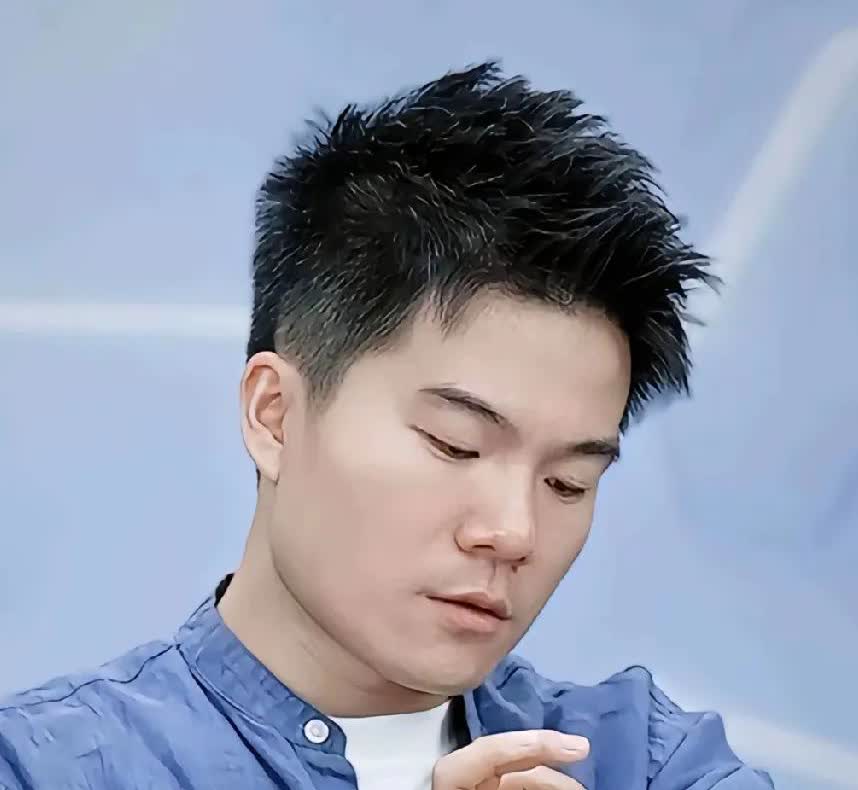 还记得董宇辉在杭州回北京的飞机上，看到网友的留言，泪流满面，一路哭😭着回到北京