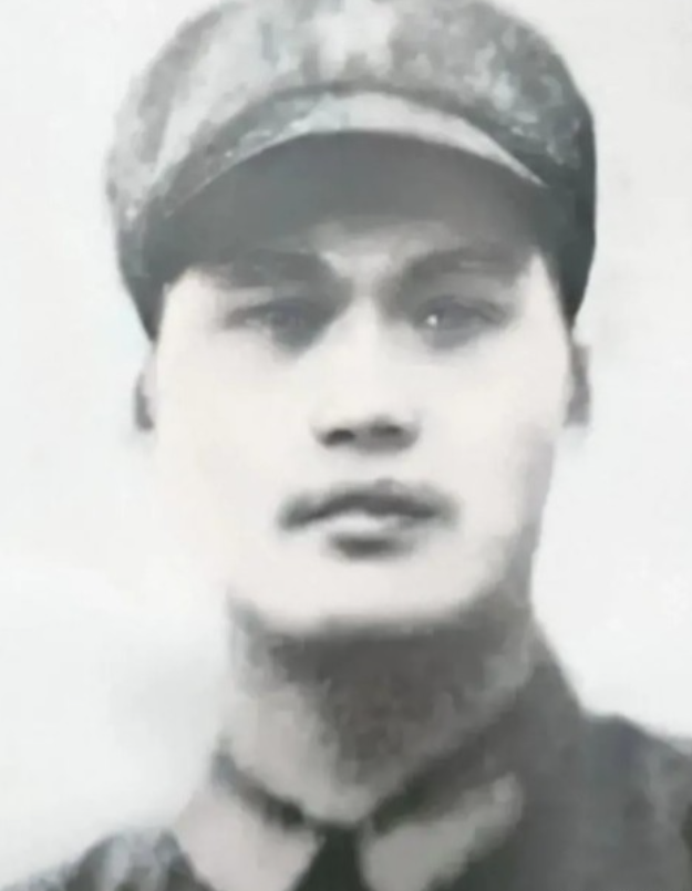 1979年，为了掩护战友突围，郑宏余和两名机枪手留下来阻击越军。激战中，两名战友