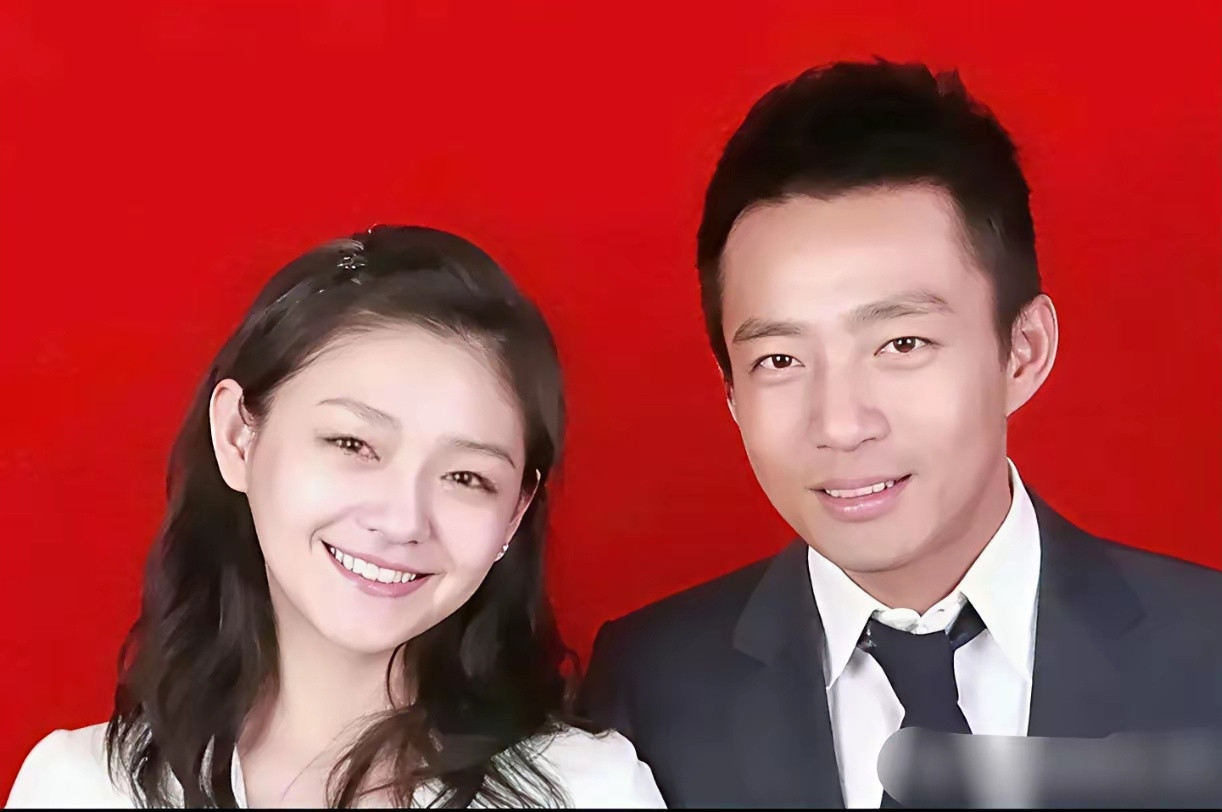 汪小菲前后两任妻子的结婚照，给人的感觉截然不同。他与大S的那张结婚照，幸福的氛围
