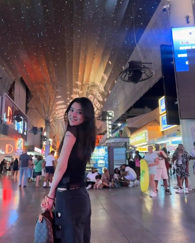 梁靖崑在美国打大满贯冠军赛，甜甜的老婆奚美丽一拖二带着俩娃在美国旅行，关键还是自