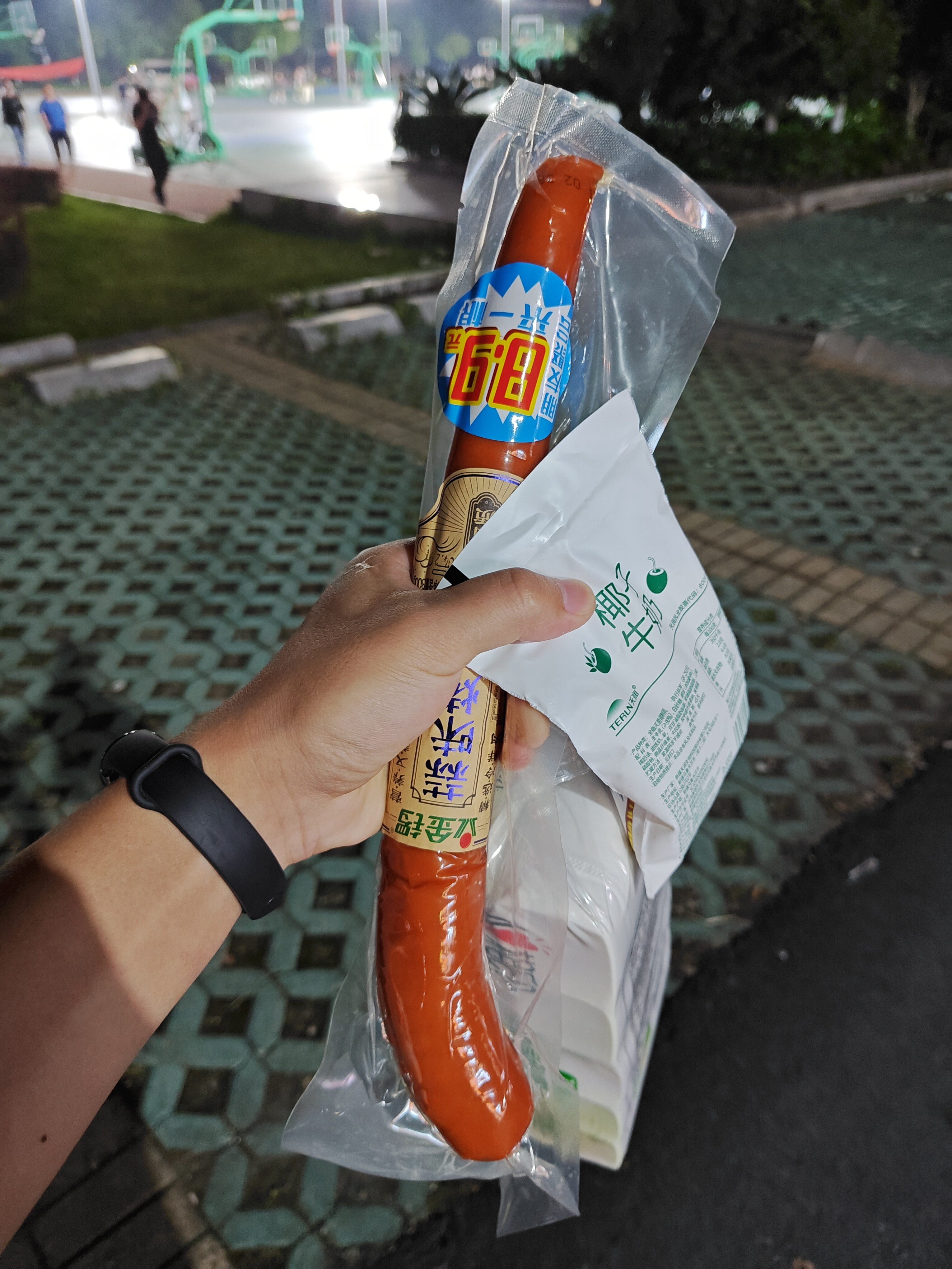 他妈的学校超市上新货了，这么长一根蒜香肠，你受得了？​​​