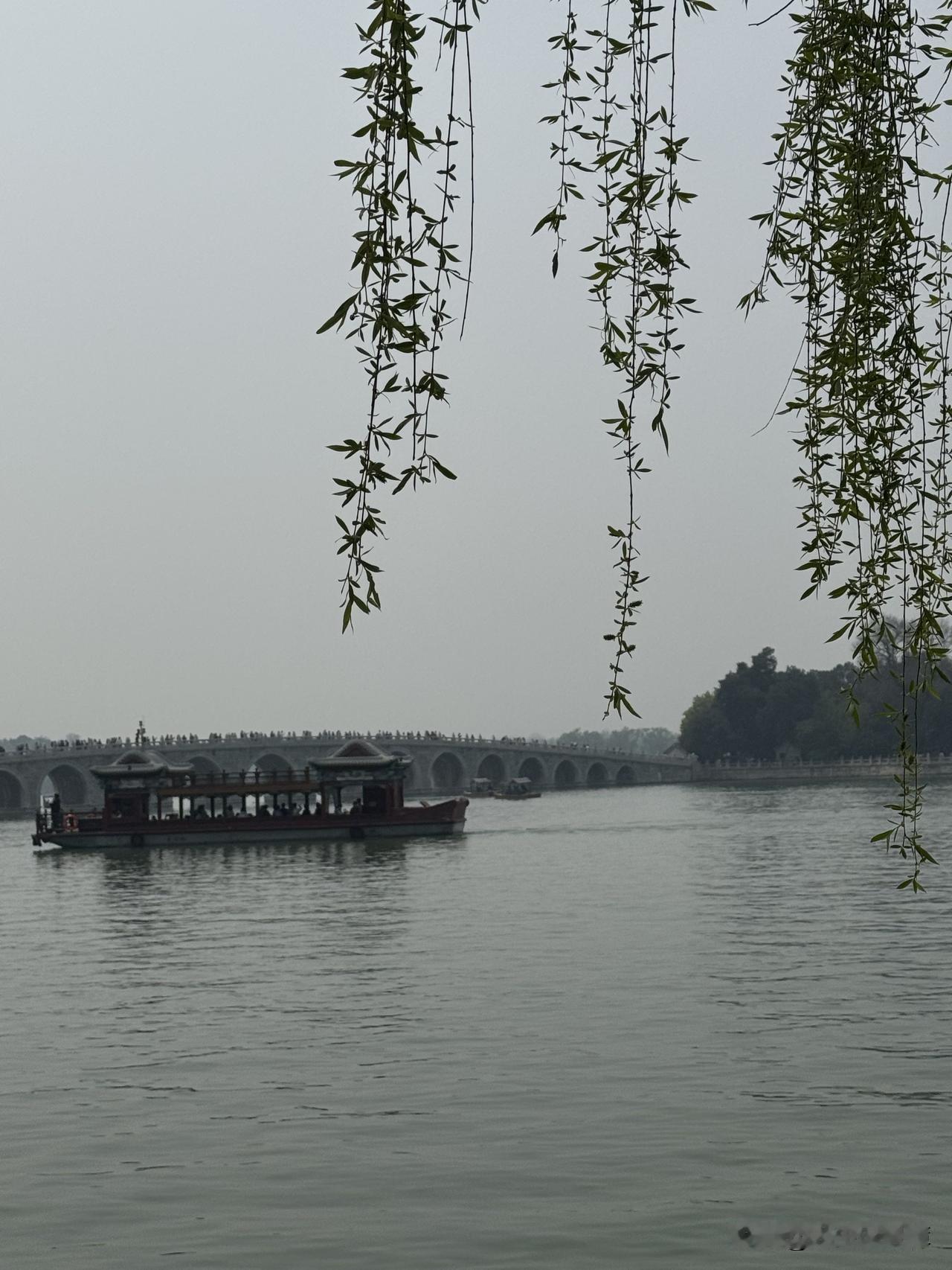 好吃的清水煮肉。我有一个爱吃、讲究吃的朋友。上班的时候我们常在一起外出吃饭，