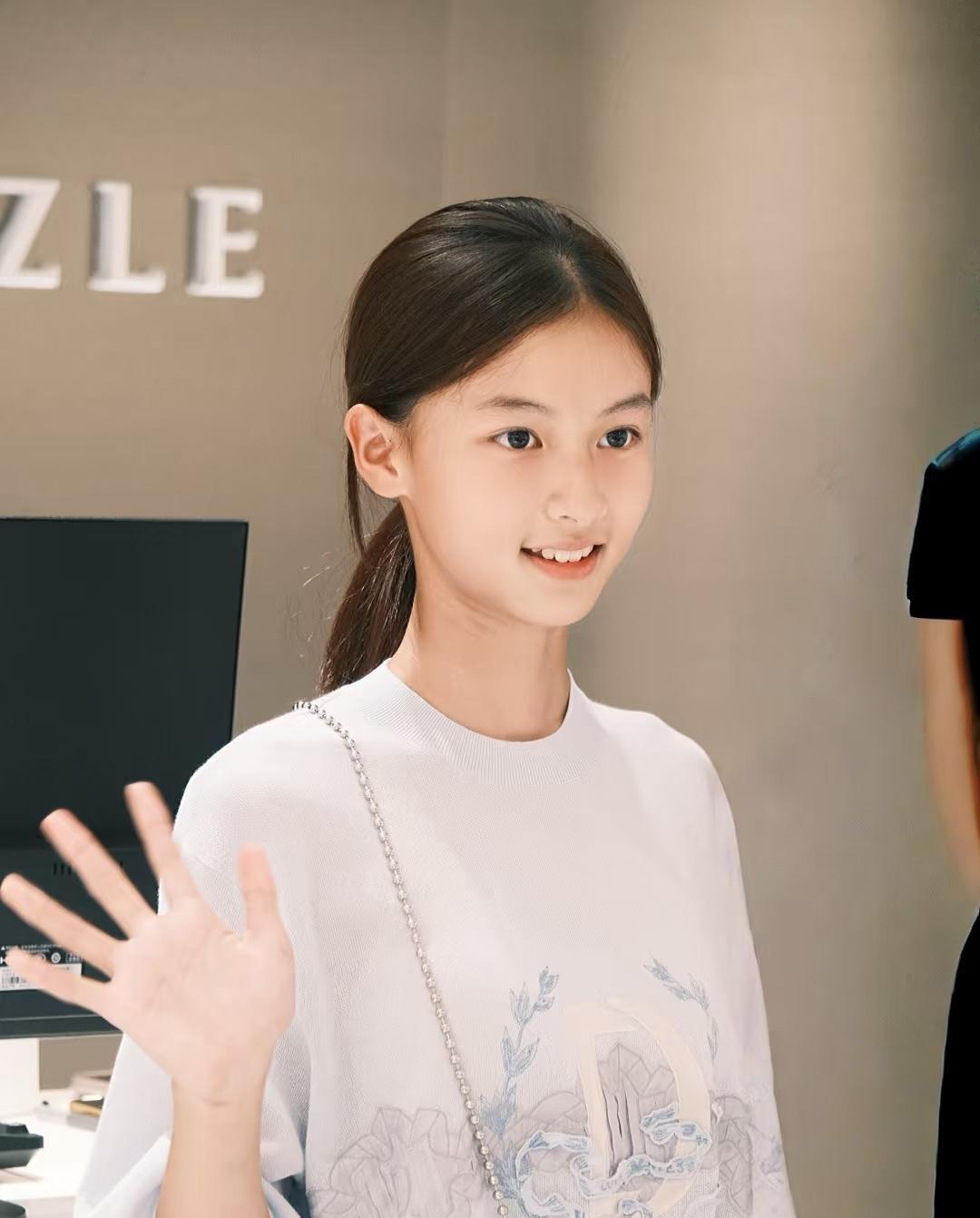 网传那个被于正看好的七七已签约景甜经纪人，小姑娘现在开始学习表演，已参加了古装项