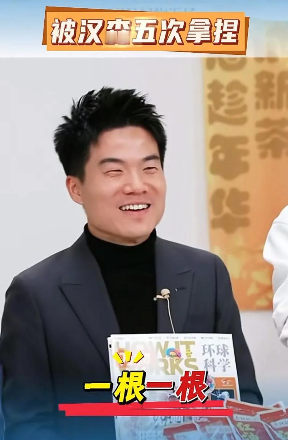 汉森一开口,董宇辉就掏“防喷雾”。不是吵架,是接梗。鹏鹏在旁边笑出声,弹幕直