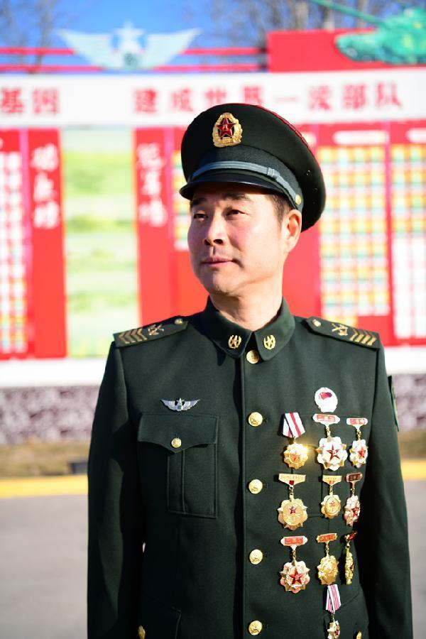 全军传奇一级军士长！六次受阅五次开头车，把坦克练成身体的一部分丁辉，锡伯族
