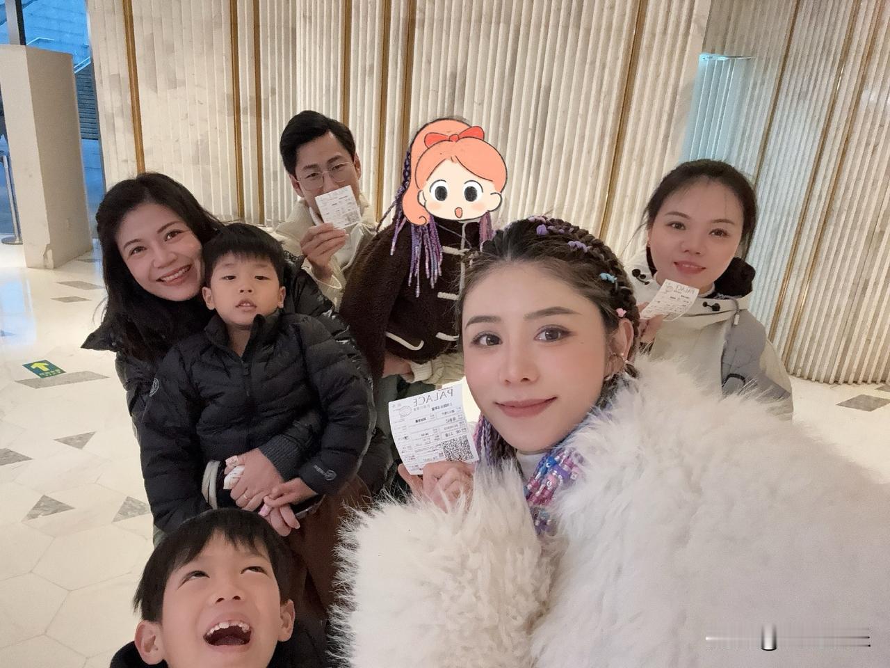 为什么女生不排斥年龄比自己大很多的男明星？看看林峯妻子张馨月的生活就知道了。