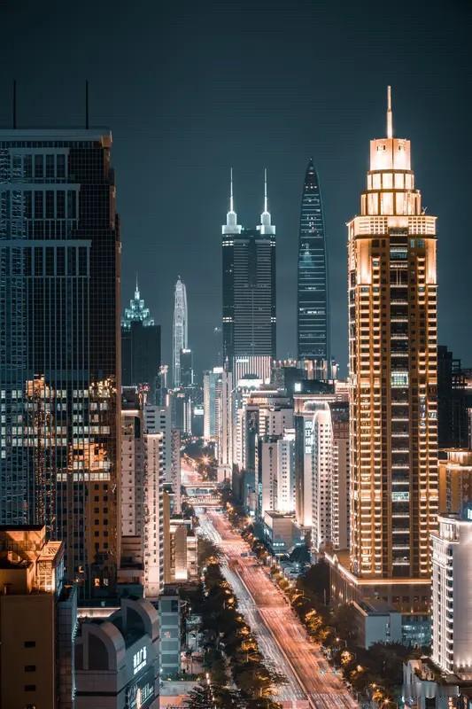 这个点，还甩卖房子有点不划算了。昨天晚上楼下散步闲逛，碰到一个邻居在中介那里