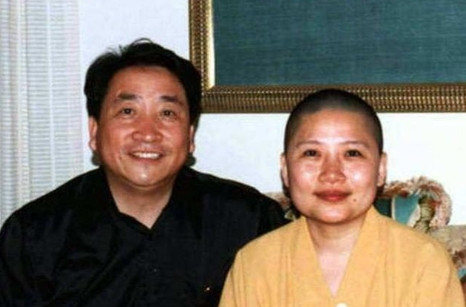 2000年，姜昆拜访歌手李娜，只见李娜穿着法衣，正聚精会神地敲着木鱼，姜昆问:妹
