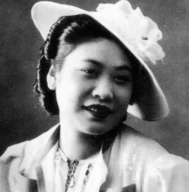 1942年，“评剧皇后”白玉霜正在台上演出，人群中突然大喊道：“血！有血！”而后