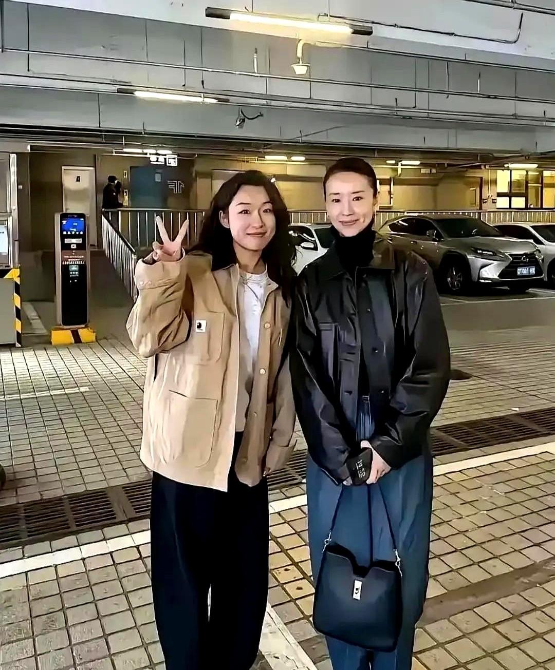 董洁这眉骨和鼻梁，线条清晰得像刀刻出来的一样。她在活动现场穿件黑皮衣，短发贴