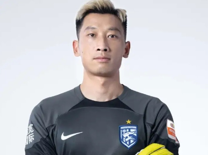 前三镇门将吴飞发布声明回应终身禁足处罚。吴飞表示自己很震惊也很无奈，三镇扣分与自