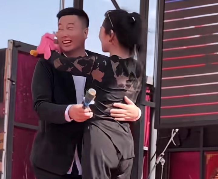 王亮的妈妈老年生活很自由，台上表演很随意，难怪不愿意再婚，一直说对现在的生活状态