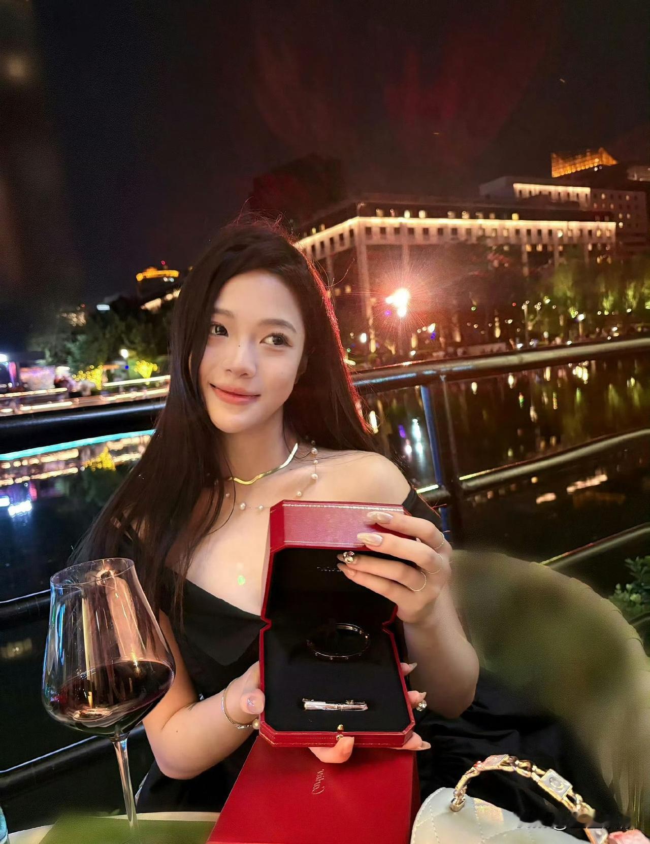 檀健次找的这个女朋友真的太小了，她哪怕就是同意也是因为无知，男方一把年纪了还不知