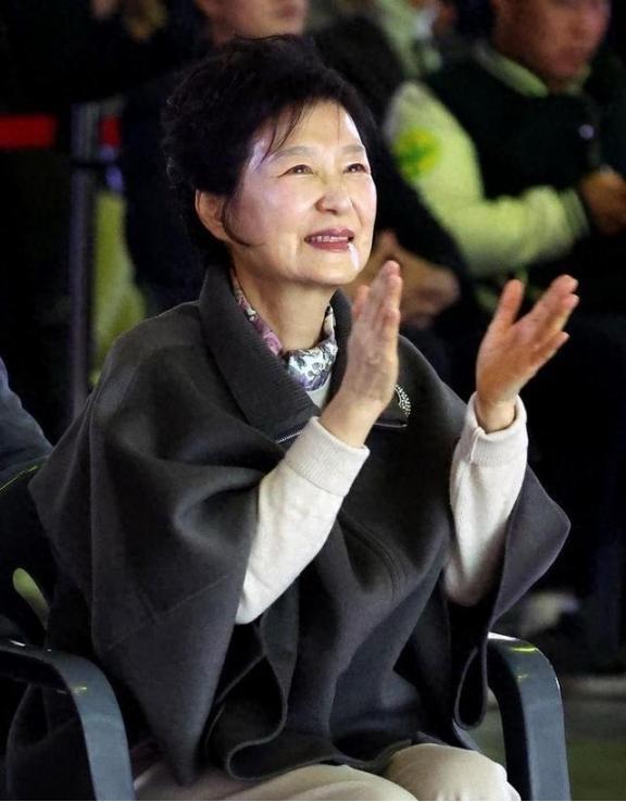 朴槿惠：从韩国首位女总统到阶下囚，服刑近5年后，2022年出狱，一人居住在大豪宅