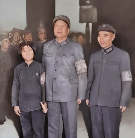 1966年，焦裕禄的女儿焦守云13岁时，曾在天安门城楼上和毛主席握手并合影留念，