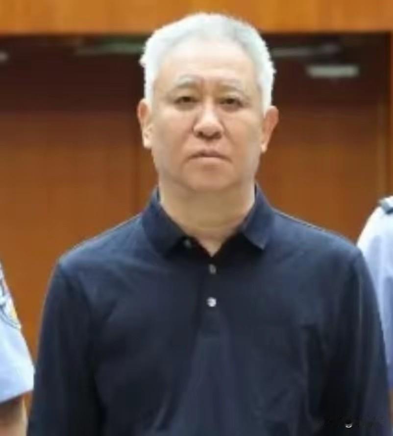 钱养人啊。许家印曾经帅过明星靳东。关押几年，完全不一样。眼神气质，完全是村