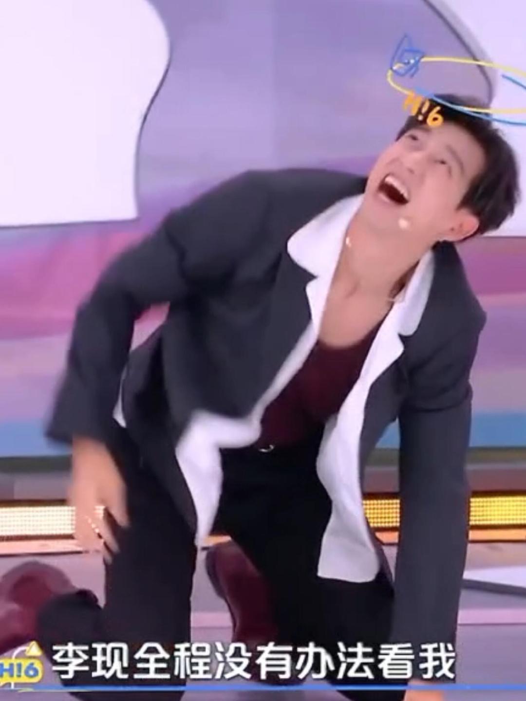 李现低头不是抱歉是还得练李现怎么和剧里一样惨你好星期六李现这段游戏片段反复回看