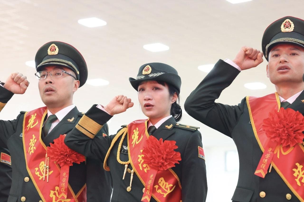 向军旗敬上最后一个军礼惜别挚爱的军营数载军旅路以青春赴使命用忠诚铸军魂有一种燃叫