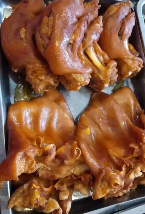 今天晚上想在熟食店买点熟食，问一下，猪脚45一斤，猪肉才10多元一斤，排骨20左