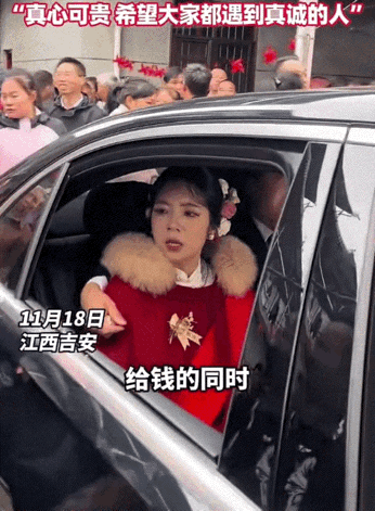 看哭了，江西吉安一婚礼接亲现场，新郎接新娘坐上婚车准备离开之时，新娘奶奶则来到婚