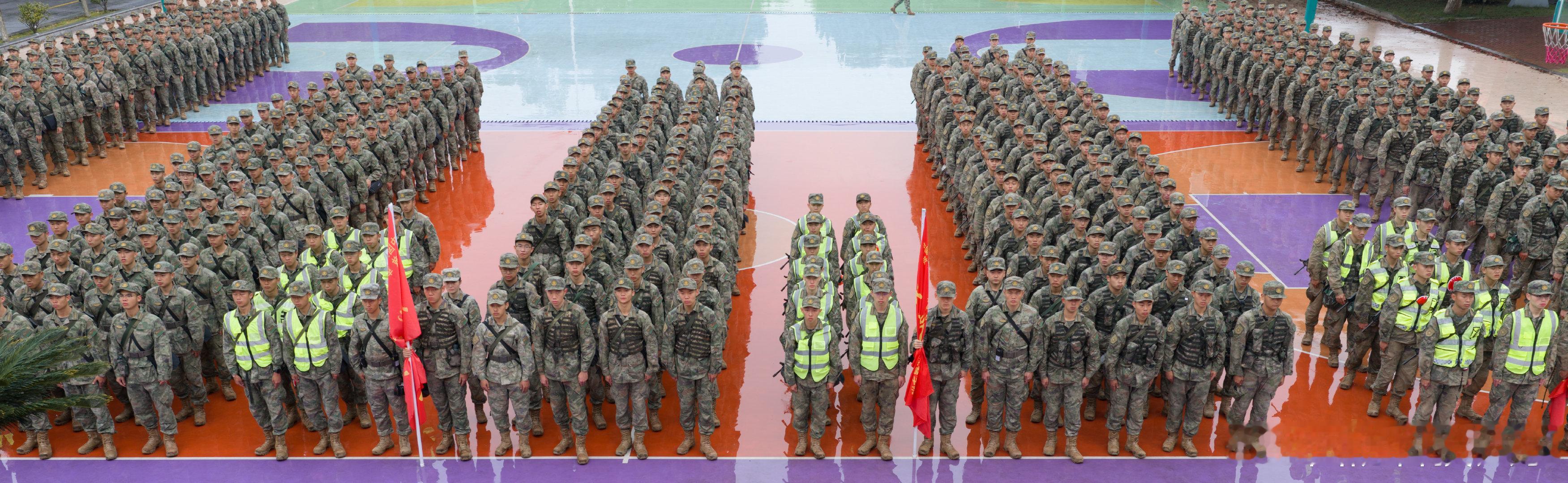 【冲！沙场砺兵练硬功，综合演练锻精兵】近日，#国防科技大学#组织2026级生长军官本科学员开展军事技