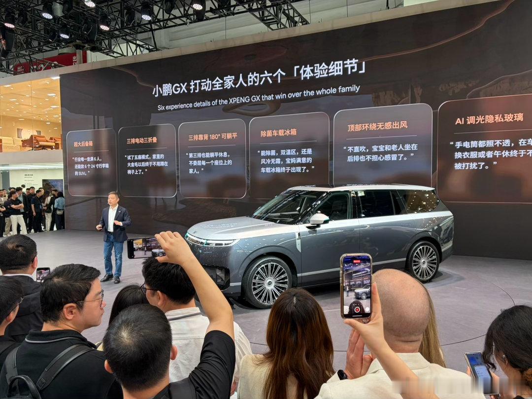 小鹏GX的神秘新颜色：昆仑云境，还是经典的双拼色，选装价一万，这价格不错，高级感