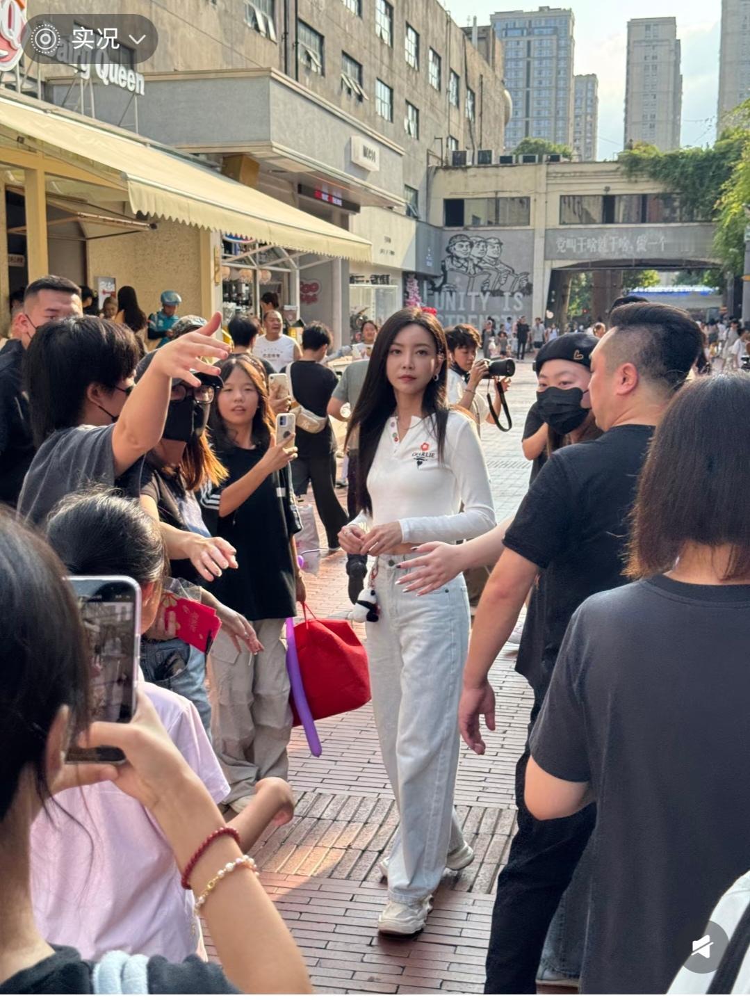 于文文，脚上的鞋子一看就很舒服。