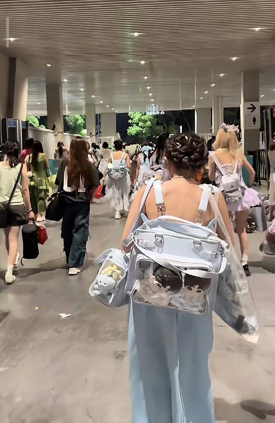 看到的一幕，心里挺不是滋味。为啥呢，时代少年团演唱会抢票的时候，我有个90后女