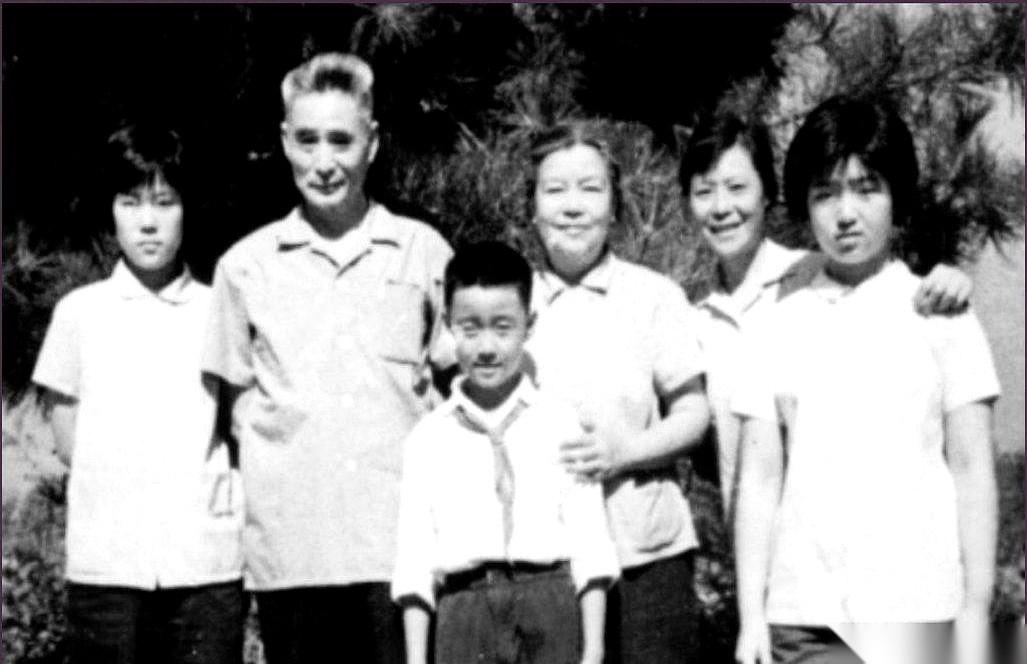 翻阅上世纪60年代的历史回忆录，有一个极度反常的会面现场。1965年春，上海市