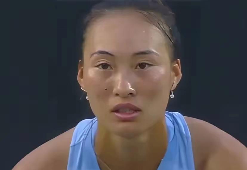 中国网球运动员，郑钦文恢复训练，年终排名或跌出前30！在肘部关节镜微创手术过去