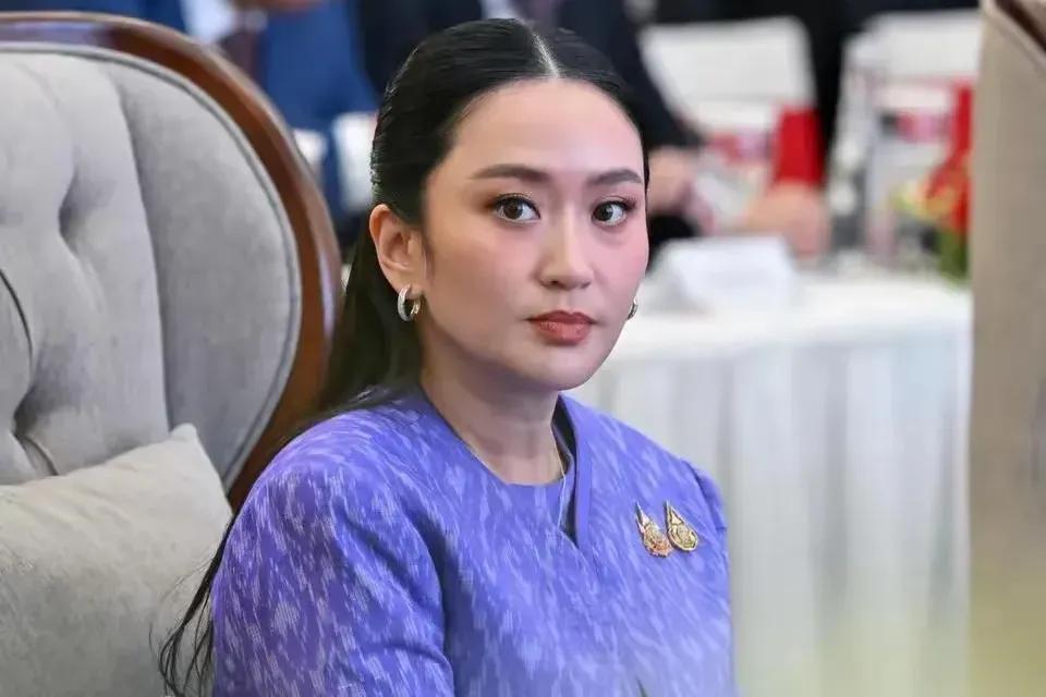 泰国总理佩通坦一波未平一波又起，泰国下午三点泰国宪法法院宣布对佩通坦录音门的处理