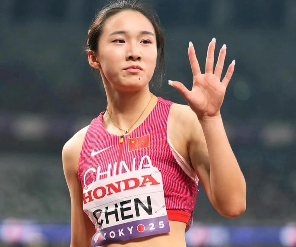女子4＊100接力还是不太给力，也不知道教练组是怎么想的，陈妤颉按排到第四棒，第