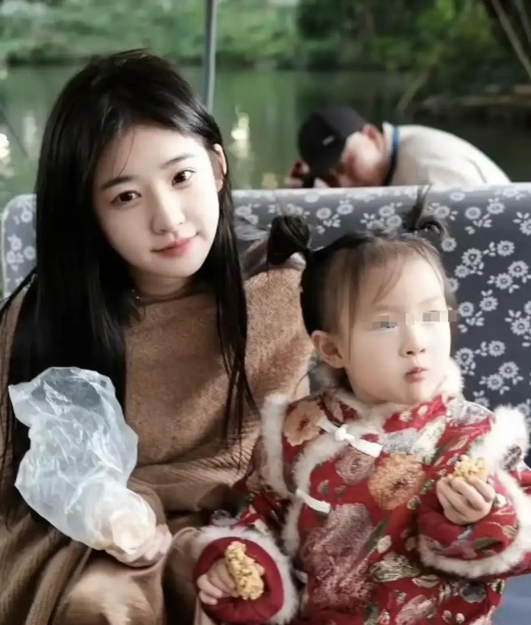 黄一鸣在抖音发视频说王思聪没给抚养费。她抱着女儿出镜，说孩子爸一分钱没掏。