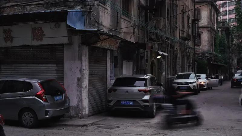 现实社会为什么穷人越穷，富人越富现实社会里，穷人越穷、富人越富的现象太常见了。