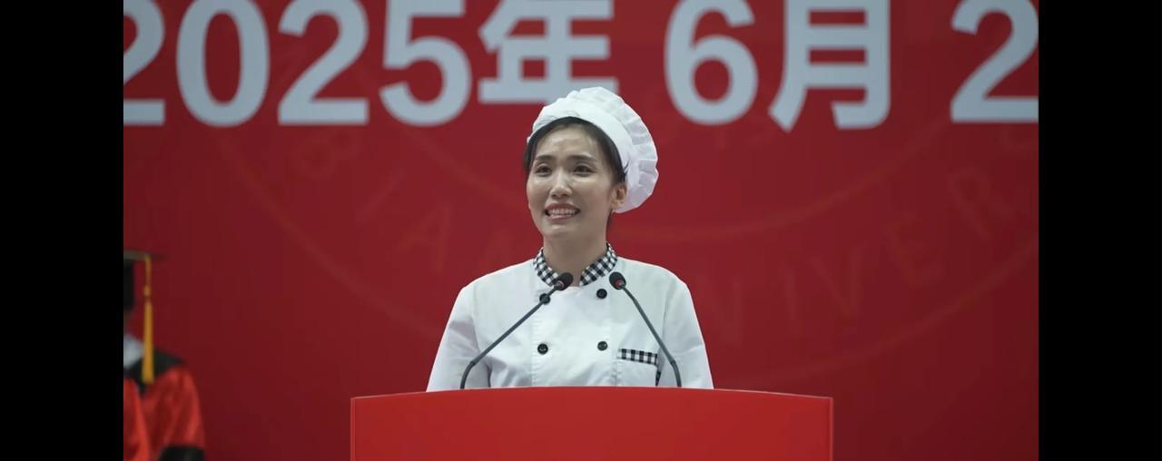 延边大学的食堂阿姨火了她的演讲是我听到最真诚最放松的演说。由最初开心相遇的语调