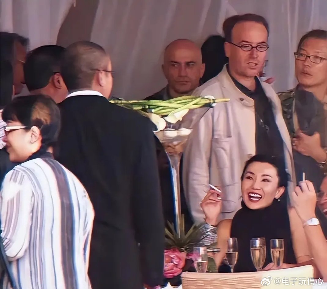 老天呐，女神居然也抽烟。现在才发现，隐藏得太深了吧！