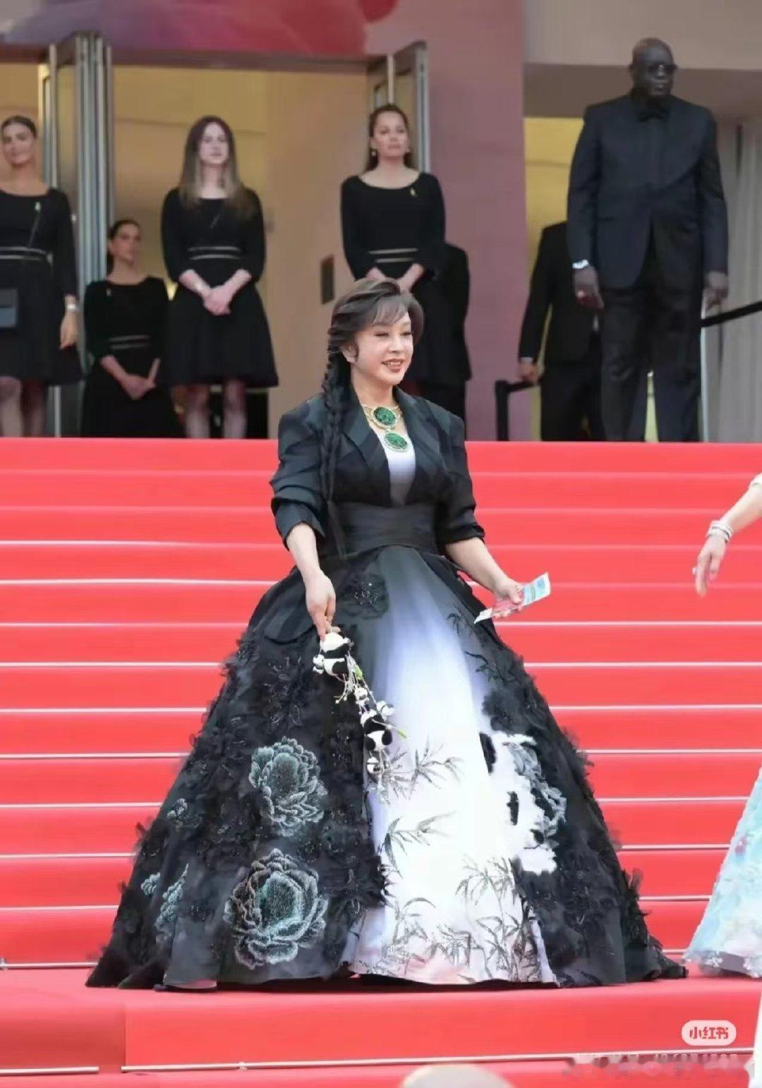 戛纳电影节被国潮元素霸屏今年戛纳电影节红毯上，国潮元素成为绝对主角。从改良旗袍到