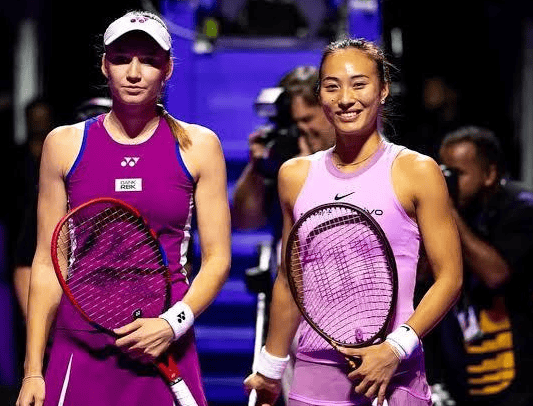 澳媒: 郑钦文将与莱巴金娜在26年1月13日进行表演赛