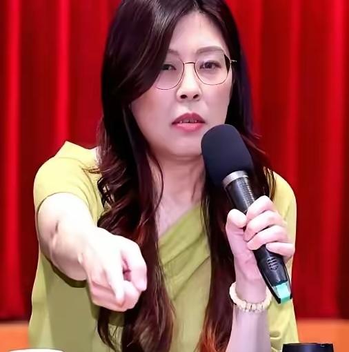 最炸裂的，是张雅屏。直接坐上了考纪会主委的宝座。你敢信？这职位可不是谁都能