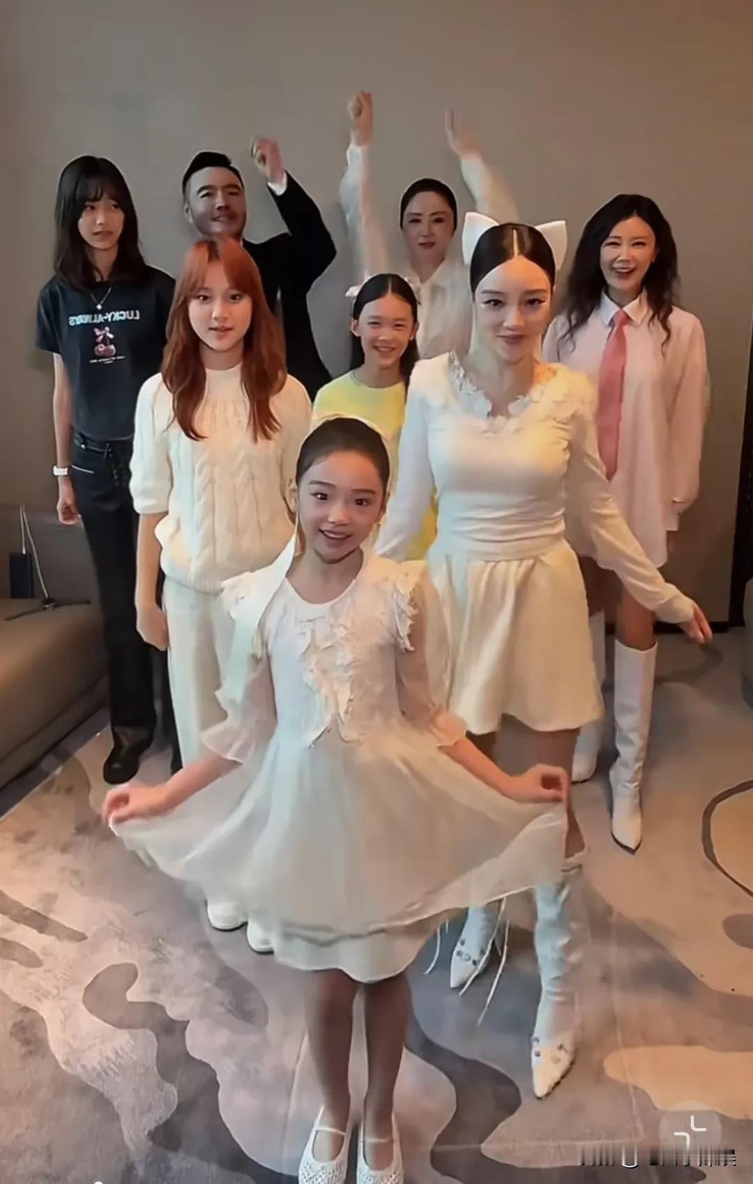 李小璐更希望有小酒窝这样的女儿吧，甜馨还是有点放不开都说小璐和小酒窝更像母女