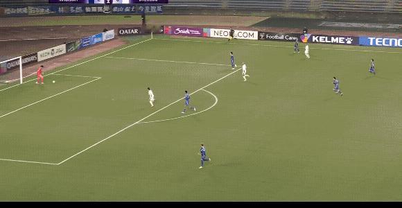 韦世豪这个进球好啊，完全是在大禁区附近突然启动事想去逼迫对方门将发球，没想到抢到